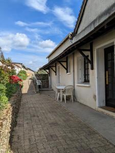 Maisons de vacances Au chalet d'Illiers Combray, grand jardin arbore : photos des chambres