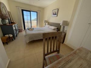 Lovely 2 bed apartment with views & communal pool