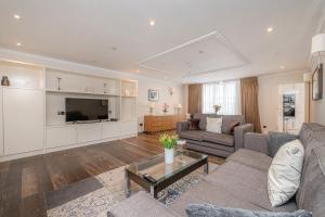 Deluxe Two-Bedroom Apartment room in Queensgate Court