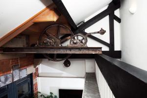 EXCLUSIVE and MODERN - Bradford City Centre- 85" Cinema TV