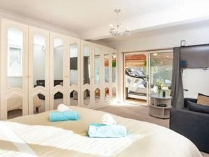 3 Bedroom Bungalow with great Sea Views, Private Hot Tub & Gardens