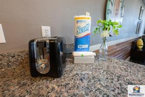 2BR Walk-In Condo - Near the 76 Strip - Pool - FREE TICKETS INCLUDED - CLA-8