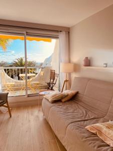 LE CALI, P2 Cabine dans une résidence avec piscine, vue mer et parking privé