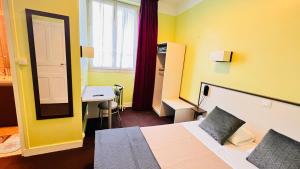 Hotels Au Petit Vivoin : Chambre Quadruple