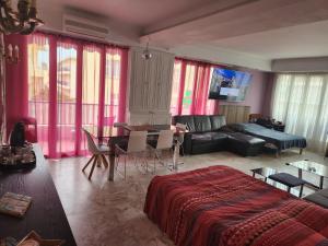 Big apart 140m2 5min walk to beach sea &Promenade 3 double rooms,big living room 42m2, 3 showers,9 beds, free parking