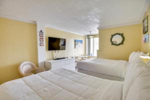 Daytona Beach Studio with Private Lanai 1 Mi to Pier