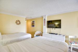 Daytona Beach Studio with Private Lanai 1 Mi to Pier