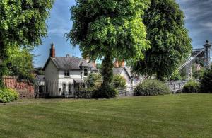 Beautiful period cottage, exceptional riverside location in the heart of Chester