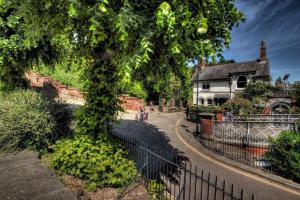 Beautiful period cottage, exceptional riverside location in the heart of Chester