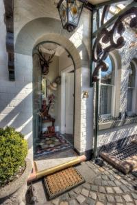 Beautiful period cottage, exceptional riverside location in the heart of Chester