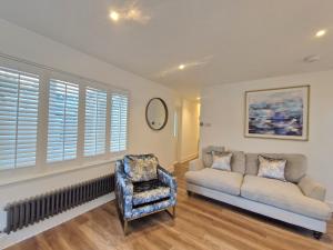 South Coast Beach Holiday Home-3 BED-GF-Sleeps 6-Free Parking-Walk to Beach-Private Garden- Families-Professional Groups-Contractors WELCOME