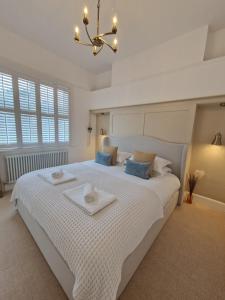 South Coast Beach Holiday Home-3 BED-GF-Sleeps 6-Free Parking-Walk to Beach-Private Garden- Families-Professional Groups-Contractors WELCOME