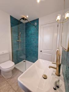 South Coast Beach Holiday Home-3 BED-GF-Sleeps 6-Free Parking-Walk to Beach-Private Garden- Families-Professional Groups-Contractors WELCOME