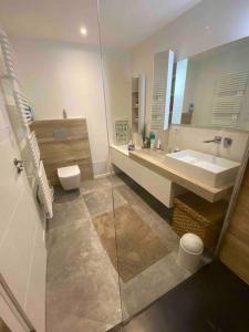 Belle grande marina en duplex avec appontement