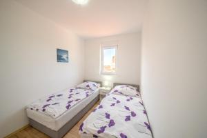 Bright Apartment in Vrsi with Terrace and Garden, 65 m²