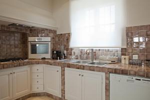 Hotels Hotel des Lices : Villa 3 Chambres