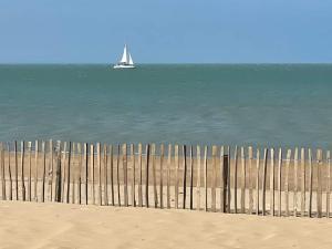 Appartements Duplex 3 pieces a deux pas de la plage avec parking - 4 pers - FR-1-706-16 : photos des chambres