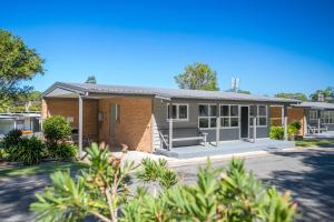 Lakeside Cabins & Holiday Village