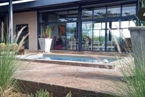 Hackberry House Black Thorn Cottage, Off Grid