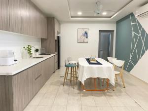 New Cozy 3 Bedrooms Condo with Netflix Projector @ Cyberjaya near KLIA PICC