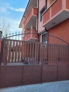 Китанови- стаи за гости - 斯利文斯齐米纳勒尔尼巴尼 Китанови- стаи за гости - 斯利文斯齐米纳勒尔尼巴尼