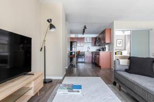 Gold Coast 2BR w Gym Roof nr Water Tower CHI-389