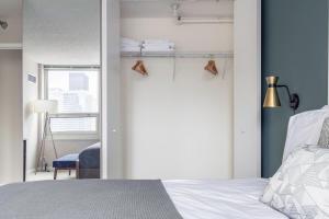 River N 2BR w Gym WD nr Magnificent Mile CHI-160