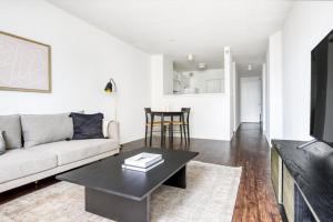 Streeterville 1BR w Gym Pool nr Navy Pier CHI-411