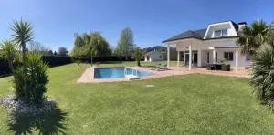 Villa LA PERLA con piscina privada - Escobedo
