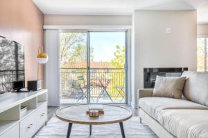 Encino 1br w wd pool gym nr Ventura Blvd LAX-948