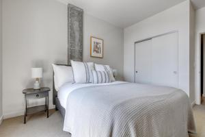 Downtown Bellevue 2BR w Lounge Gyms nr shops SEA-122