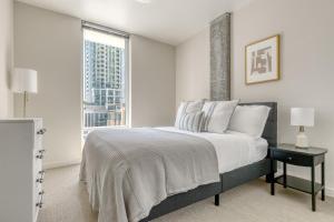 Downtown Bellevue 2BR w Lounge Gyms nr shops SEA-122