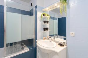 C16 - 2 BDR Rue Antibes 4 min Palais Festivals - AC & Terrace