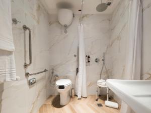 King Room with Roll-In Shower - Disability Access