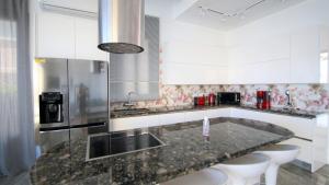 Olymp Luxury Villa B - Beachfront Luxury Living