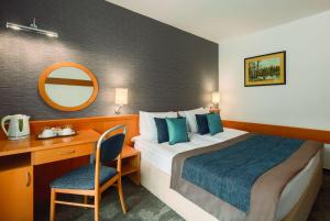 Room with One King or Two Twin Beds - Non-Smoking room in Ramada Resort Kranjska Gora