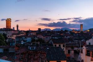 The Park View 4 Bedrooms Apartment with Terrace and Elevator inside the Walls of Lucca