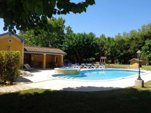 Maisons de vacances Mas de vacances avec grande piscine a Entraigues : photos des chambres