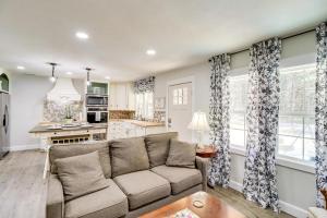 Dreamy Lead Hill Cottage with Fire Pit and Hammock!