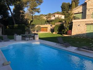 Villas Discover a luxurious villa with a stunning pool and a lush garden , the ultimate escape for rest and relaxation : photos des chambres