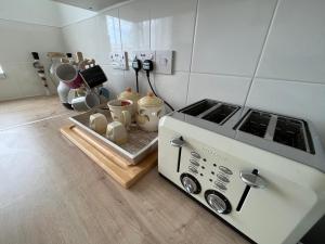 124, Three bed two storey chalet on Bermuda holiday park, Hemsby - Sleeps 7, bed linen and towels included with onsite entertainment and further entertainment close by - includes balcony