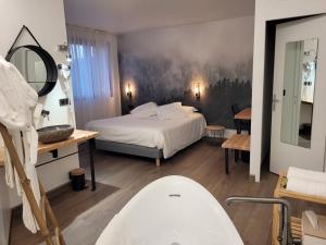 Hotels Hotel Restaurant Les Glycines : Chambre Double