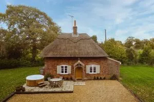 New Lane Cottage, Holiday Cottage in Norfolk, Hot tub, Sleeps 4 - Smallburgh