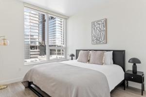 Downtown 1BR w Roof Pool Gym nr the 110 LAX-734