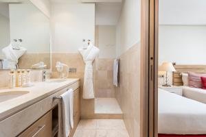 Three-Bedroom Suite with Sea View room in Las Terrazas De Abama
