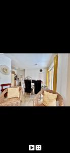 Appartements Appartement piscine 500m de la plage vue montagne : photos des chambres