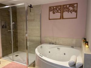 B&B / Chambres d'hotes Au fil de l’O : Chambre Lit King-Size avec Baignoire Spa