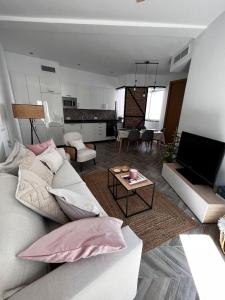 Luxury new 6 pax apart Downtown.