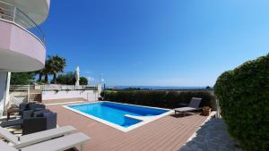 SEA VIEW- spacious apartment with shared pool