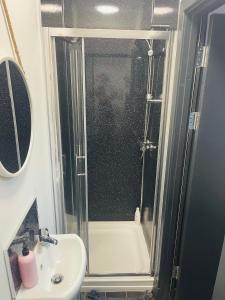 Elegant studio1 netflix bathroom close to beach